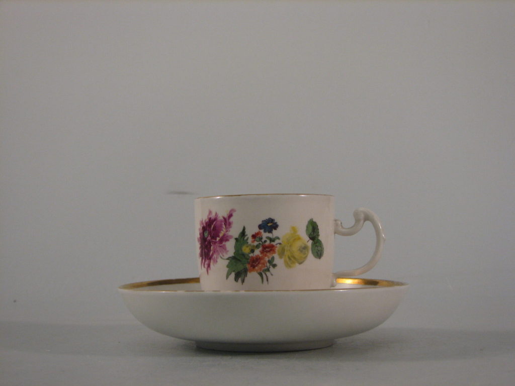 Kaffeetasse und Untertasse mit Goldrand und farbiger Blumenmalerei, Porzellan, Wegely Berlin, 1 ...