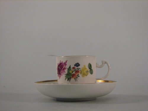 Kaffeetasse und Untertasse mit Goldrand und farbiger Blumenmalerei, Porzellan, Wegely Berlin, 1 ...