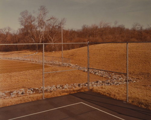 Barnaby Evans (Künstler*in), Hangansicht durch Zaun, North End Play Field, Kingston, RI, 1980