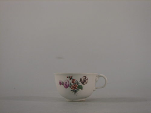 Teetasse mit farbiger Blumenmalerei, Porzellan, Wegely Berlin, 1751-1757