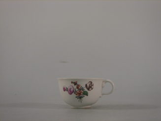 Teetasse mit farbiger Blumenmalerei, Porzellan, Wegely Berlin, 1751-1757