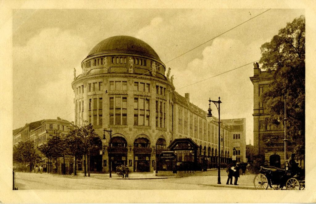 Vorderseite einer Postkarte mit der Außenansicht  des Kinos "Piccadilly mit Kammerlichtspiele"  ...