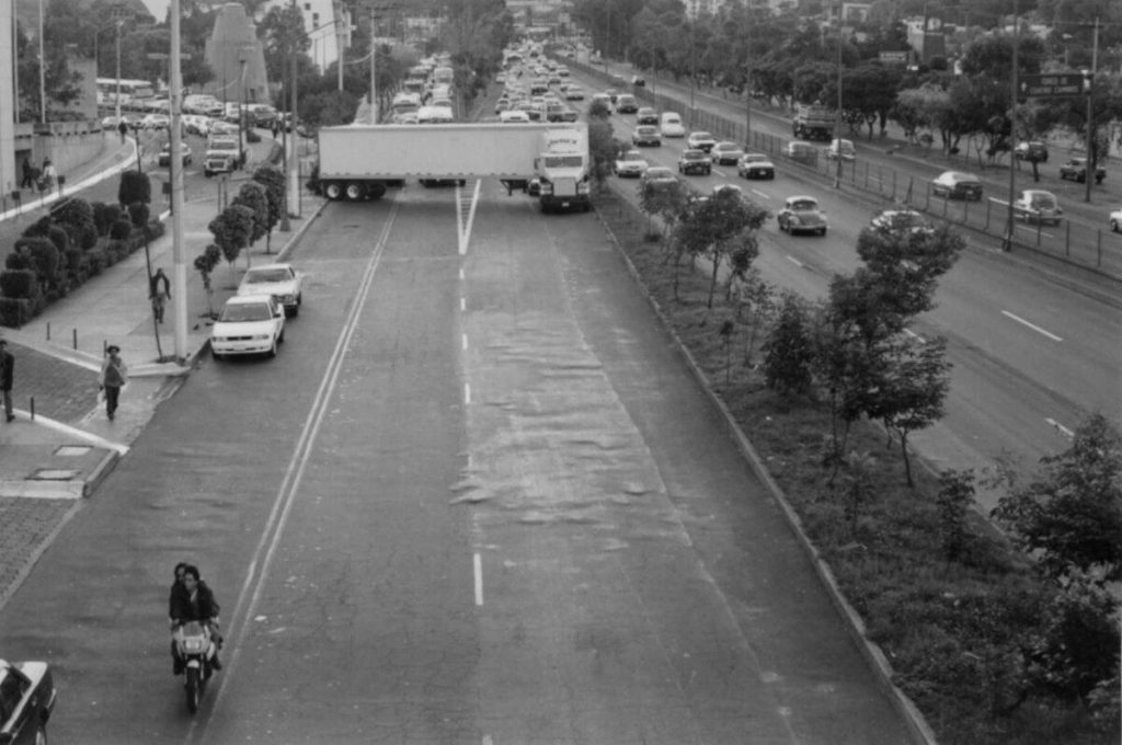 Behinderung einer Autobahn durch den Anhänger eines LKWs