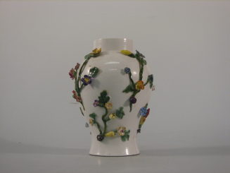 Vase mit farbigen aufgesetzten Blüten- und Blattwerk, Porzellan, Wegely Berlin, 1751-1757