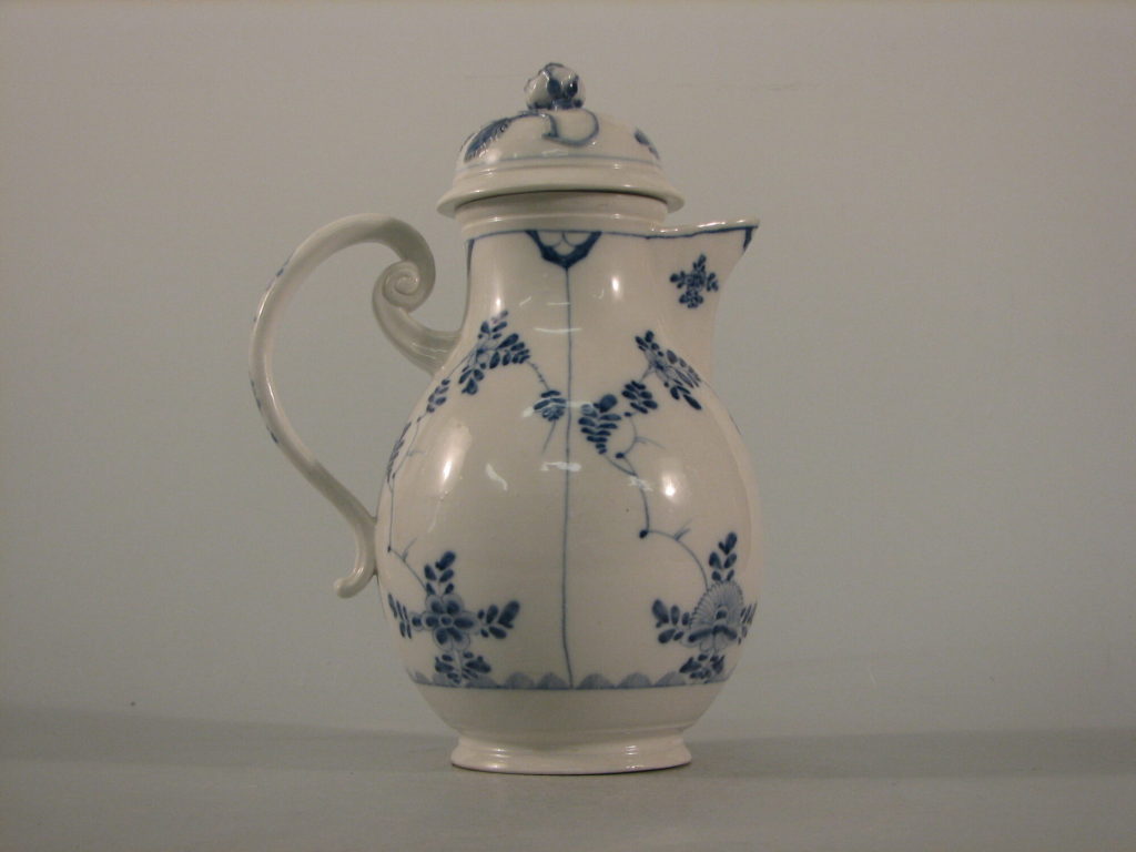 Kaffeekanne mit ostasiatischer Blumenmalerei in Unterglasurblau, Porzellan, Wegely Berlin, 1751 ...