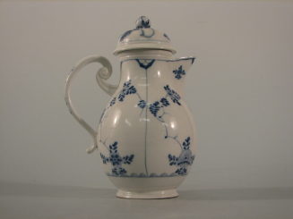 Kaffeekanne mit ostasiatischer Blumenmalerei in Unterglasurblau, Porzellan, Wegely Berlin, 1751 ...