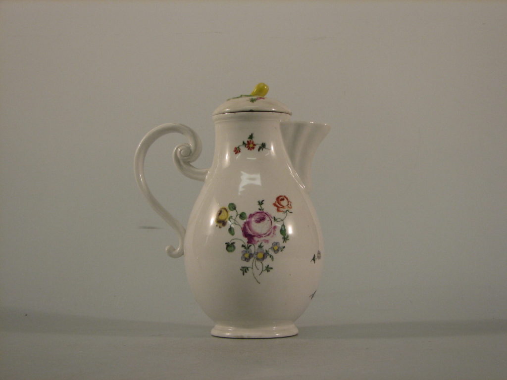 Kaffeekanne mit farbiger Blumenmalerei, Porzellan, Wegely Berlin, 1751-1757