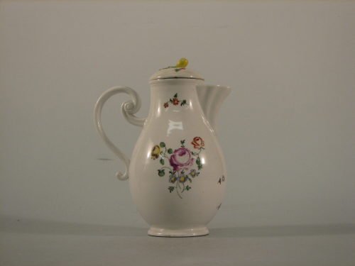 Kaffeekanne mit farbiger Blumenmalerei, Porzellan, Wegely Berlin, 1751-1757