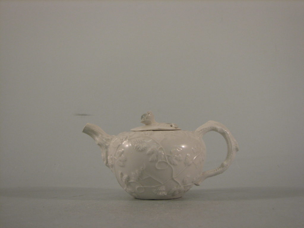 Teekanne mit reliefierten Blütenstauden, Porzellan, Wegely Berlin, 1751-1757