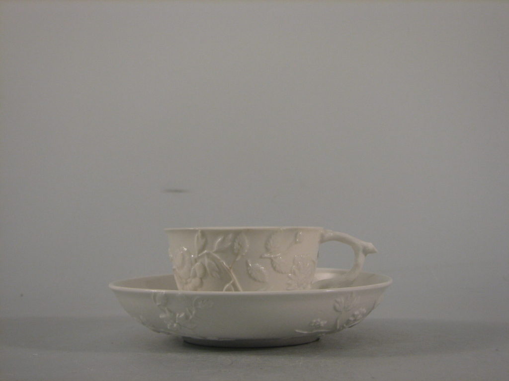 Teetasse und Untertasse mit reliefierten Blütenstauden, Porzellan, Wegely Berlin, 1751-1757