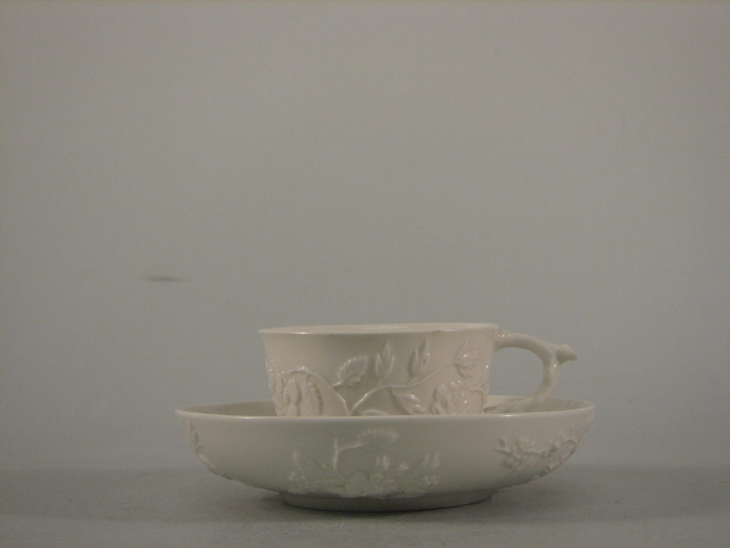 Teetasse und Untertasse mit reliefierten Blütenstauden, Porzellan, Wegely Berlin, 1751-1757