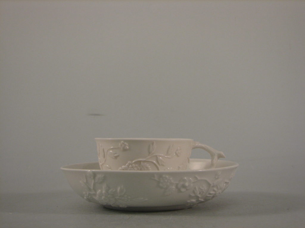 Teetasse und Untertasse mit reliefierten Blütenstauden, Porzellan, Wegely Berlin, 1751-1757