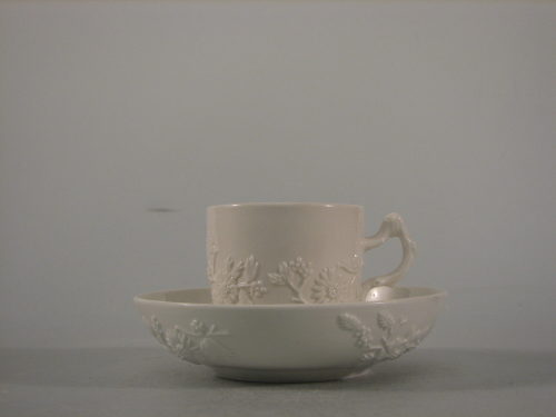 Teetasse und Untertasse mit reliefierten Blütenstauden, Porzellan, Wegely Berlin, 1751-1757