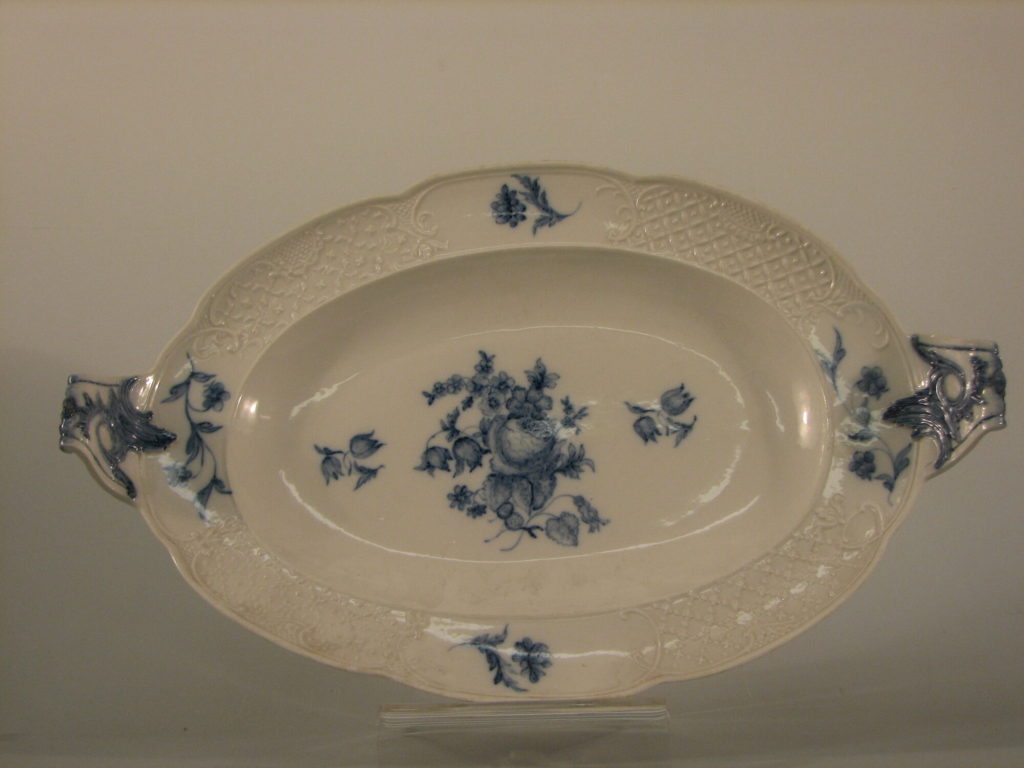 Große Platte mit Blumenmalerei in Unterglasurblau, Porzellan, Wegely Berlin, 1751-1757