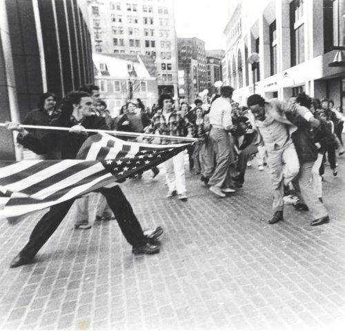 Stanley J. Forman (Künstler*in), Soiling of Old Glory, 1976