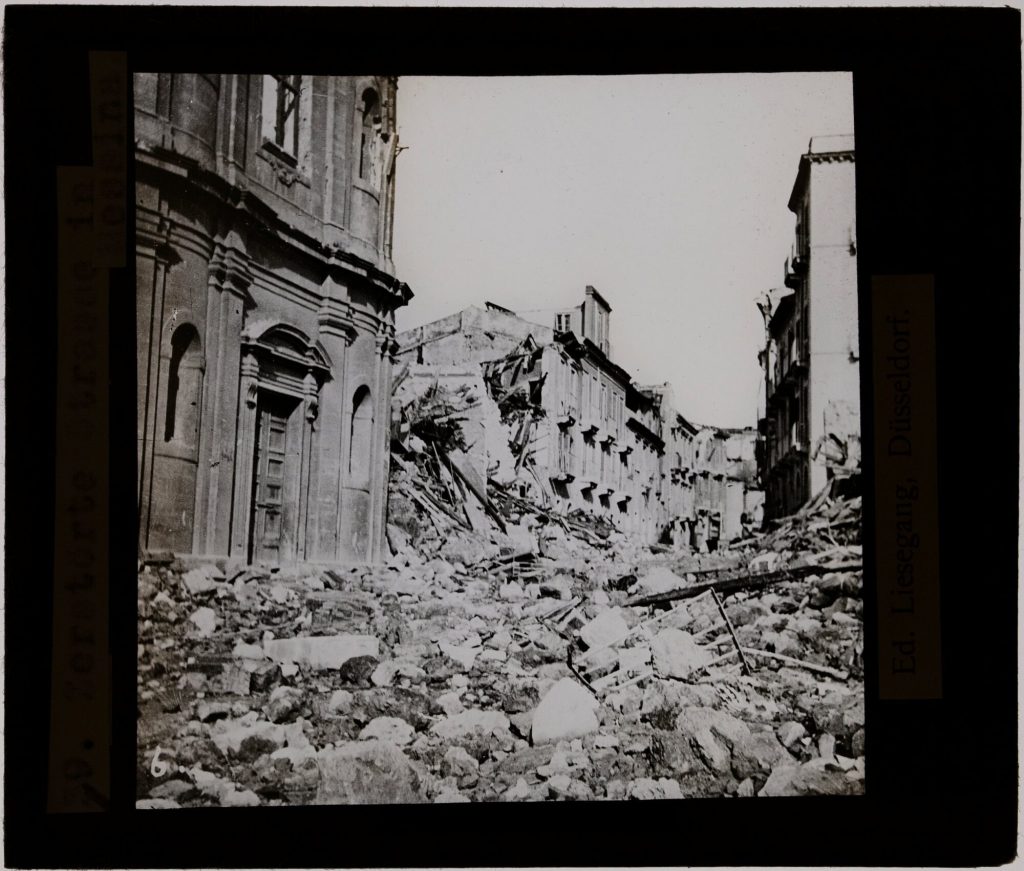 Glasdia, Zerstörte Straße in Hessina, ca. Anfang 20. Jahrhundert