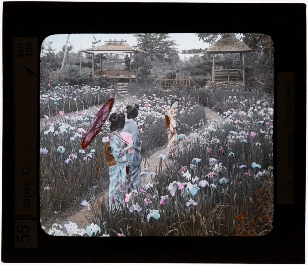 Glasdia, Japanischer Garten mit Frauen in traditionellen Gewändern, ca. Anfang 20. Jahrhundert