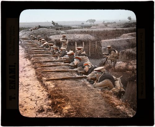 Glasdia, Japanische Soldaten in einem Schützengraben bei Tieleng, ca. Anfang 20. Jahrhundert