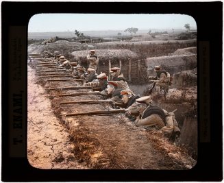 Glasdia, Japanische Soldaten in einem Schützengraben bei Tieleng, ca. Anfang 20. Jahrhundert