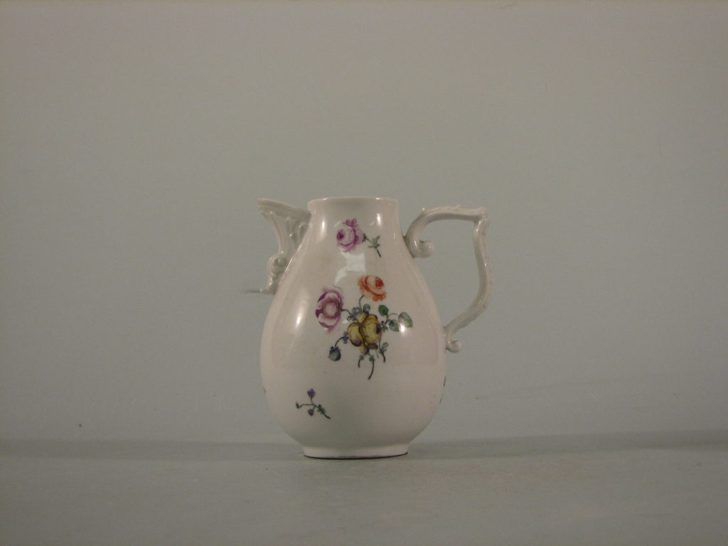 Kaffeekanne mit farbiger Blumenmalerei, Porzellan, Wegely Berlin, 1751-1757