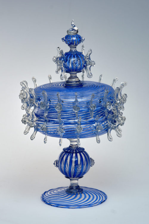 Salviati & C. (Hersteller*in), Zierpokal aus Fadenglas mit Deckel, ca. 1880