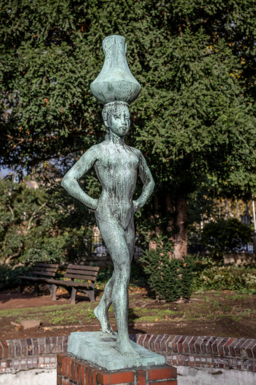 Bernhard Sopher (Künstler*in), Schreitende Wasserträgerin, 1925