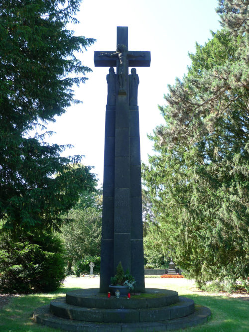 Alfons Biermann (Bildhauer*in), Gefallenen-Hochkreuz Südfriedhof, 13.9.1953