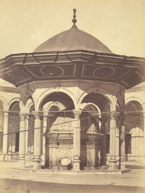 Unbekannt (Künstler*in), Ohne Titel (Brunnen für rituelle Waschungen, Innenhof der Muhammad-Ali-Moschee, Kairo), ca. 1860–1880