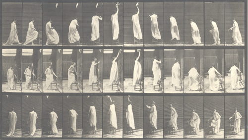 Eadweard Muybridge (Künstler*in), Animal Locomotion, Frauen (Semi Akt) & Kinder, Platte 459, Auf einen Stuhl steigend, greifend und absteigend, 1872–1885