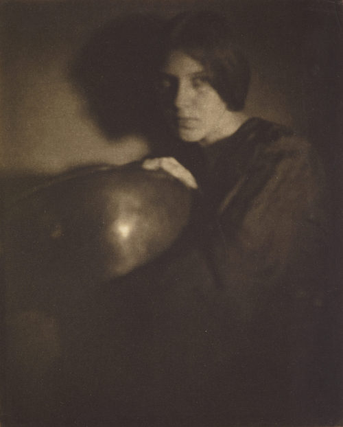 George H. Seeley (Künstler*in), Mädchen mit Schale, ca. 1910