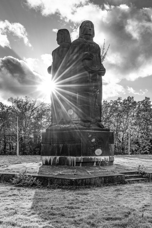 Thomas Stelzmann (Fotograf*in), Drei Nornen auf dem Nordfriedhof, 2024