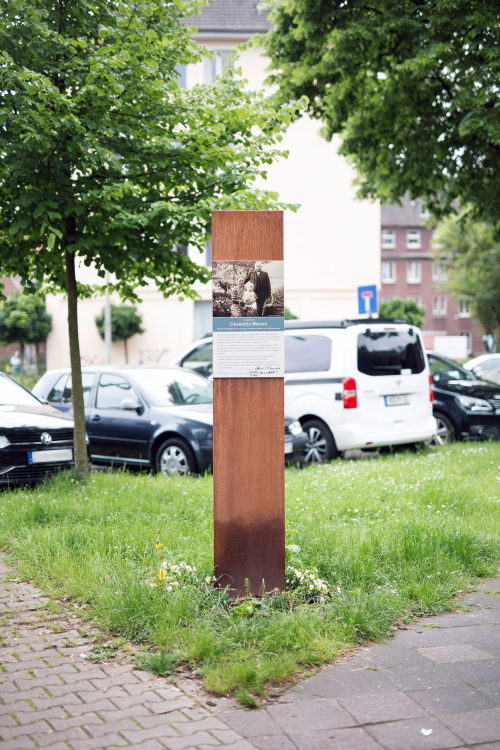 Unbekannt (Hersteller*in), Stele Gedenkstele "kleine Lieselotte Wevers", 2024