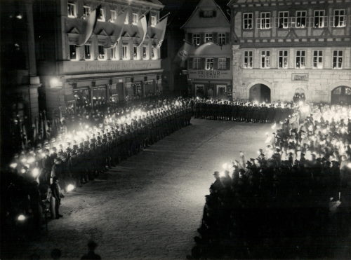 Ernst Schieron (Künstler*in), Die Saar-Siegesfeier in Schwäb. Gmünd. Die Front der Reichswehr „Angetreten zum grossen Zapfenstreich“ vor dem alten Rathaus., 1933