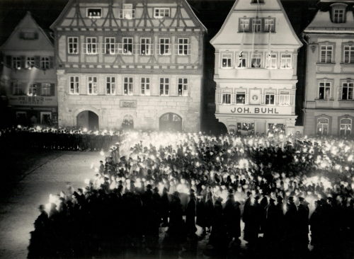 Ernst Schieron (Künstler*in), Der von Fackeln hellerleuchtete Teil des historischen Marktplatzes, Schwäb. Gmünd, 1933