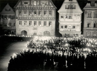 Der von Fakeln hellerleuchtete Teil des historischen Marktplatzes, Schwäb. Gmünd