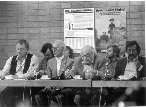 Heinar Kipphardt, Carl Armery, Stefan Heym und Günter Grass beim Schriftstellertreffen in Den H ...