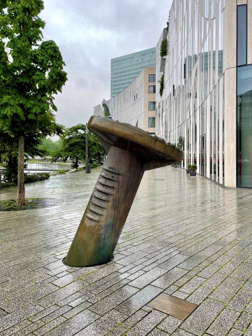 Günther Uecker (Künstler*in), Nagel Skulptur, 2013