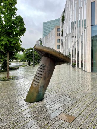 Nagel Skulptur