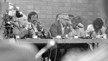 Stefan Heym, Günter Grass, Günter Gaus und Mint-Jan Faber auf dem Schriftstellertreffen in Den  ...