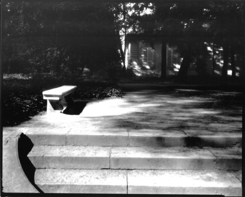 Thomas Bachler (Fotograf*in), Treppe und Bank auf der Nordseite des Teiches im Englischen Garten von Schloss Benrath mit Blick auf den Kavaliersflügel, 2001