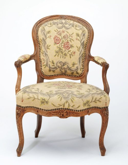 Unbekannt (Hersteller*in), Sessel mit floralem Bezug aus Petit Point, um 1765