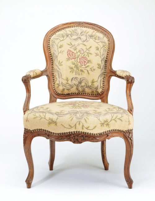 Unbekannt (Hersteller*in), Sessel mit floralem Bezug aus Petit Point, um 1765