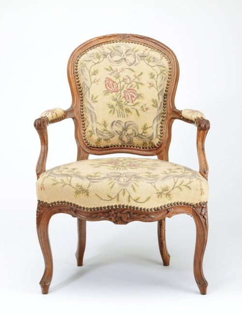 Unbekannt (Hersteller*in), Sessel mit floralem Bezug aus Petit Point, um 1765