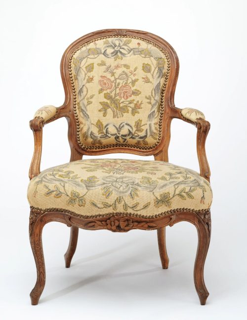 Unbekannt (Hersteller*in), Sessel mit floralem Bezug aus Petit Point, um 1765