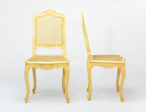 Unbekannt (Hersteller*in), Stuhl mit Geflecht, Schnitzerei und Seidenkissen, 1760-1770