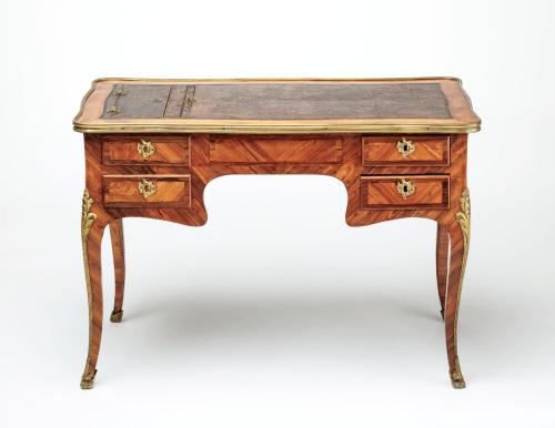 Pierre Garnier (Künstler*in), Bureau plat / Poudreuse mit Leder bespannt und Intarsien, um 1744-1760