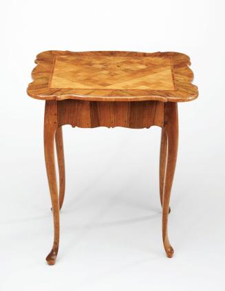Kleiner Tisch mit reicher Würfelmarqueterie