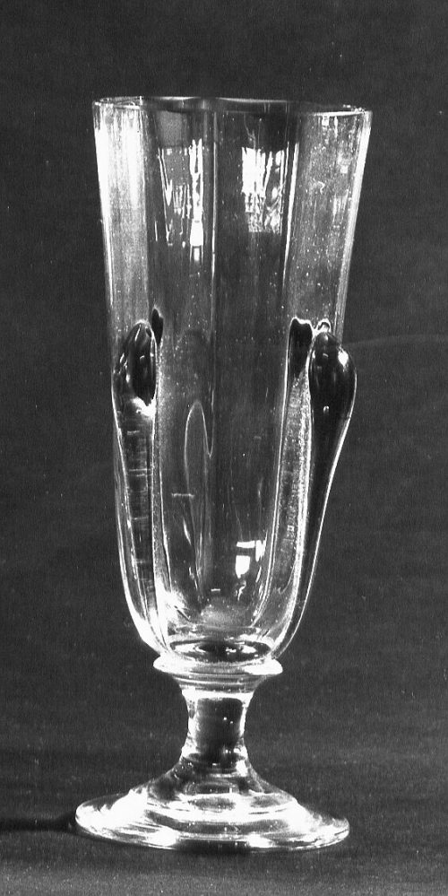 Unbekannt (Ausführung), Fußbecher mit blauen Auflagen, ca. 1900
