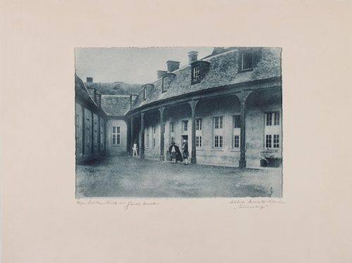 Jakob Groos-Benrath (Fotokünstler*in), "Innenhof" aus der Mappe Öldrucke Schloss-Spiele, 1925