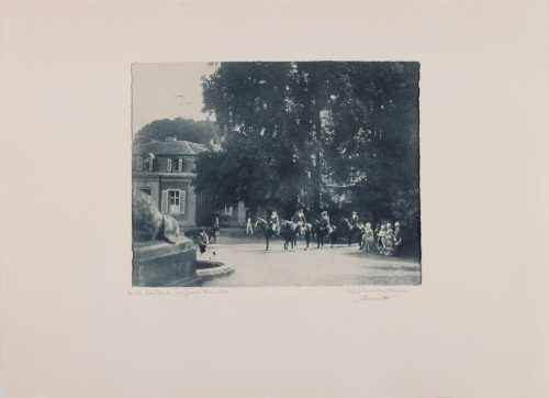 Jakob Groos-Benrath (Fotokünstler*in), „Ausritt“ aus der Mappe Öldrucke Schloss-Spiele, 1925